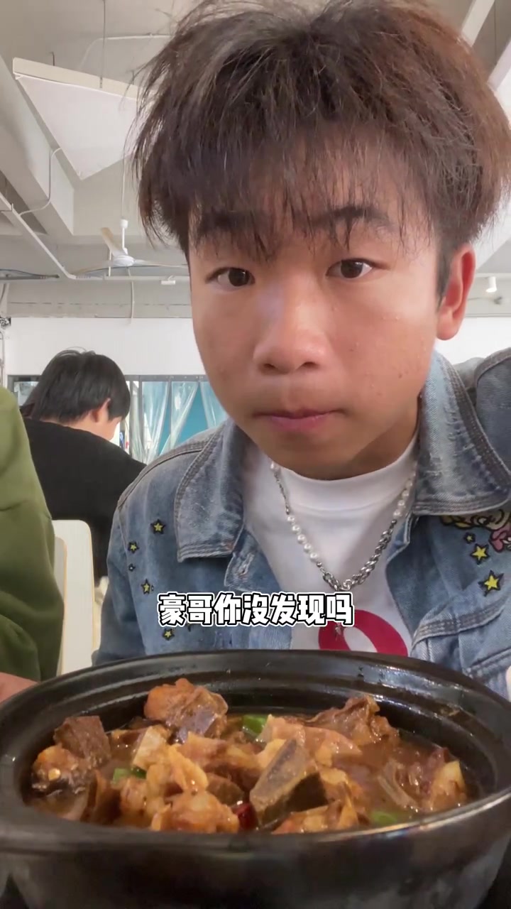 鬼火哥 我请你出来当面说清楚你的鬼火去哪里了?兄弟们关注我!和豪哥 后续发豪哥初中的杀马特