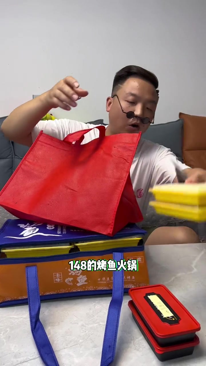 在家也能吃到鱼火锅了!塘鱼虾将火锅可以配送啦 塘鱼虾将 妈呀丰收的味道太香啦 烤鱼火锅 外