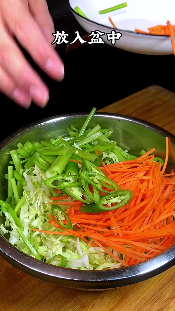 为什么会有那么多人买外面的酸菜吃,在家随便腌点喜欢的蔬菜,清脆爽口还超级下饭 酸菜 泡菜