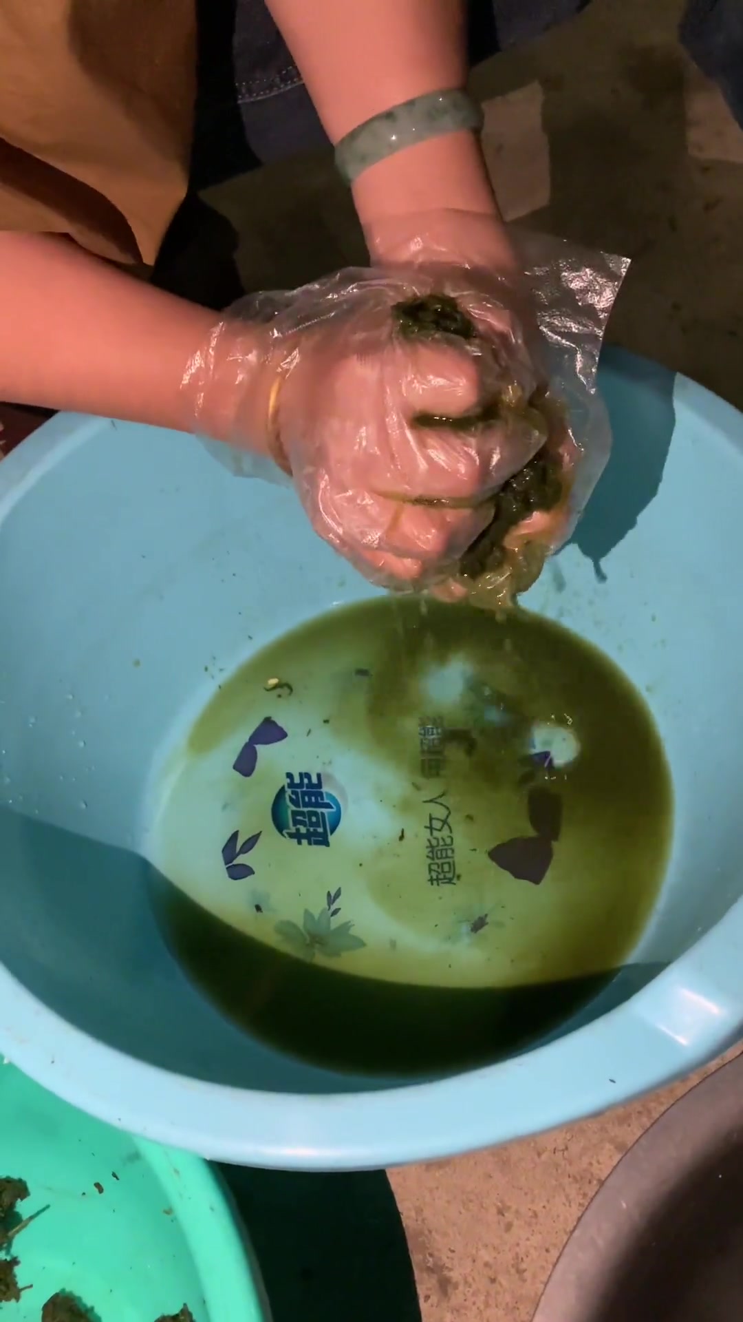 艾草糍粑的制方法来咯,不会的我教你 民间传统美食 纯手工糍粑做法 木头打的糍粑