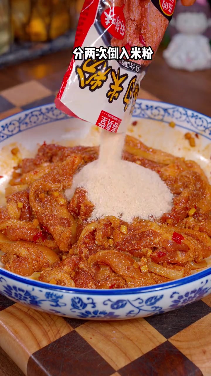 四川粉蒸肉到底要怎么做才能不发干,不脱粉,今天就把正确做法分享给大家。粉蒸肉 扣碗