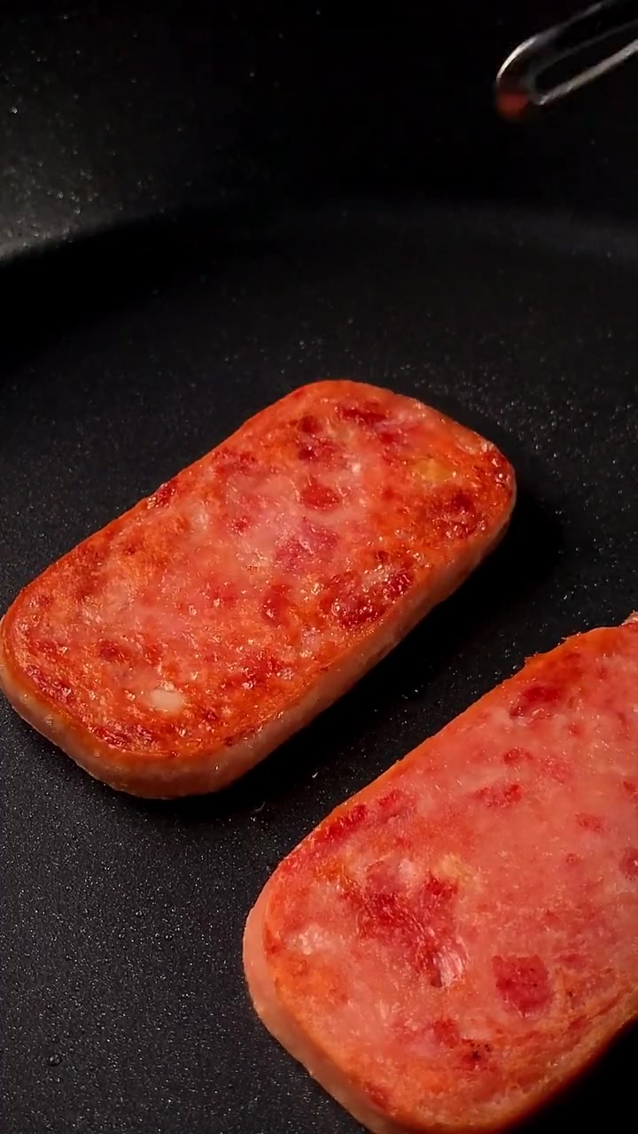 脆饭团你吃过吗?教你用网红鱼皮脆做出脆脆的饭团。治愈系美食 饭团 鱼皮脆 紫菜包饭 老海公