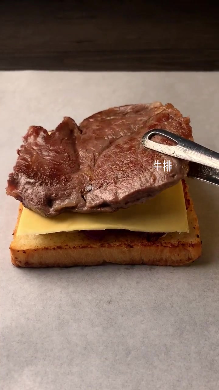 周末能量早餐,爆浆奶酪牛排三明治,听起来就过瘾,快做给你爱的人吃!三明治 牛排三明治 早饭