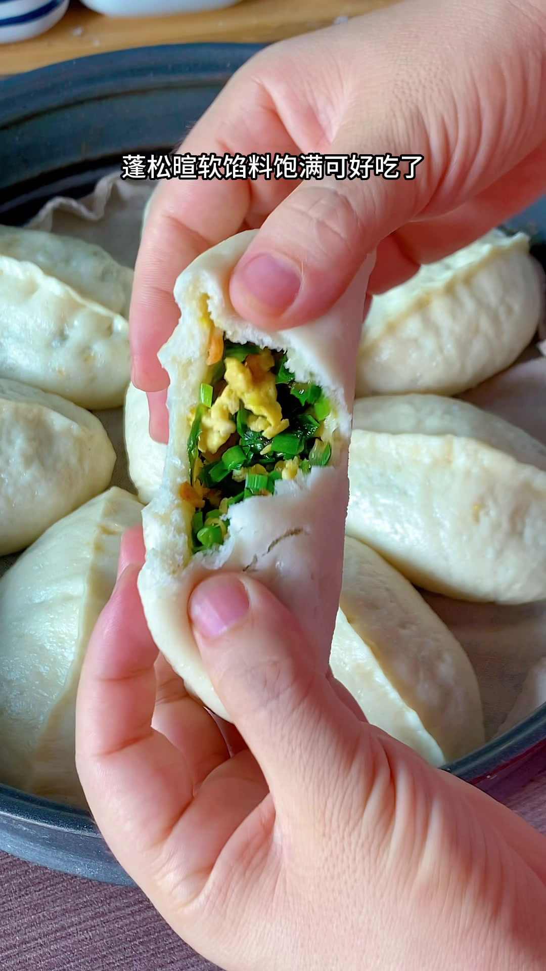 新出炉的发面大蒸饺,蓬松暄软太好吃了,一口气吃了仨