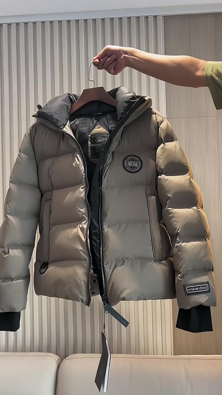 加拿大鹅新款连帽羽绒服,上身轻盈舒适又保暖