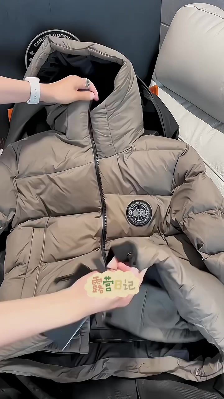 加拿大鹅新款黑标哑光羽绒服,款式新颖大方又抗寒保暖