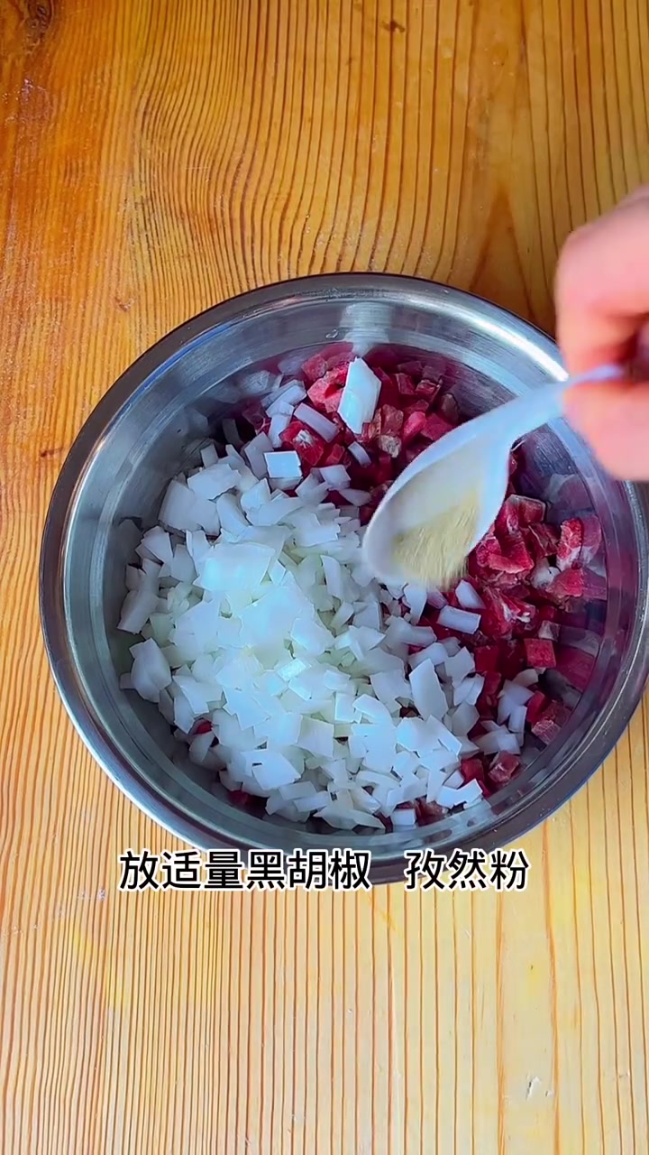 烤包子皮薄酥脆,味美香鲜 做法也特别简单,喜欢的家人是做起来吧!