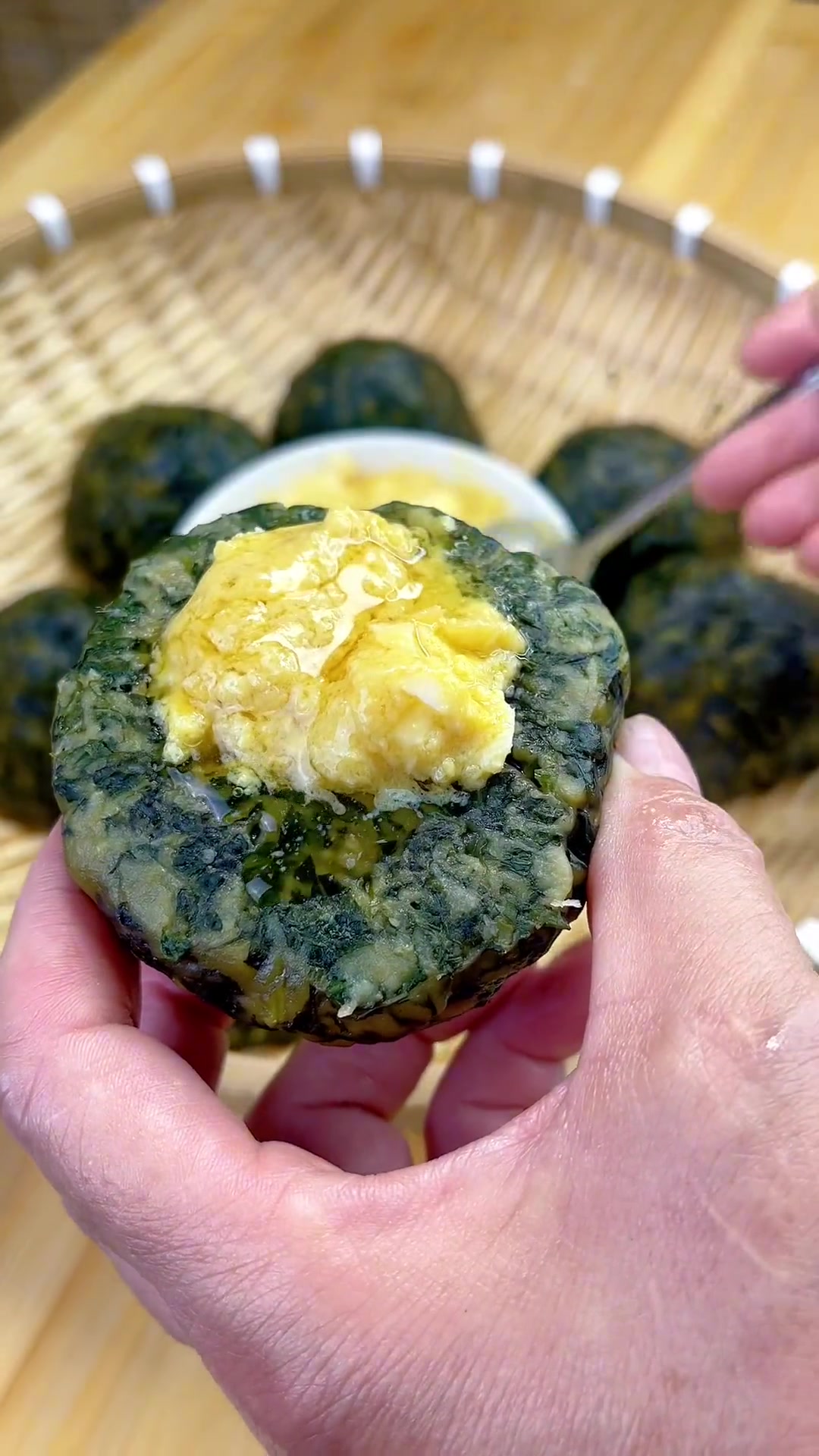 幸福就是这么简单,红薯叶窝窝配鸡蛋蒜,好吃筋道,很满足 美食 红薯叶窝窝头 家乡味 好吃到