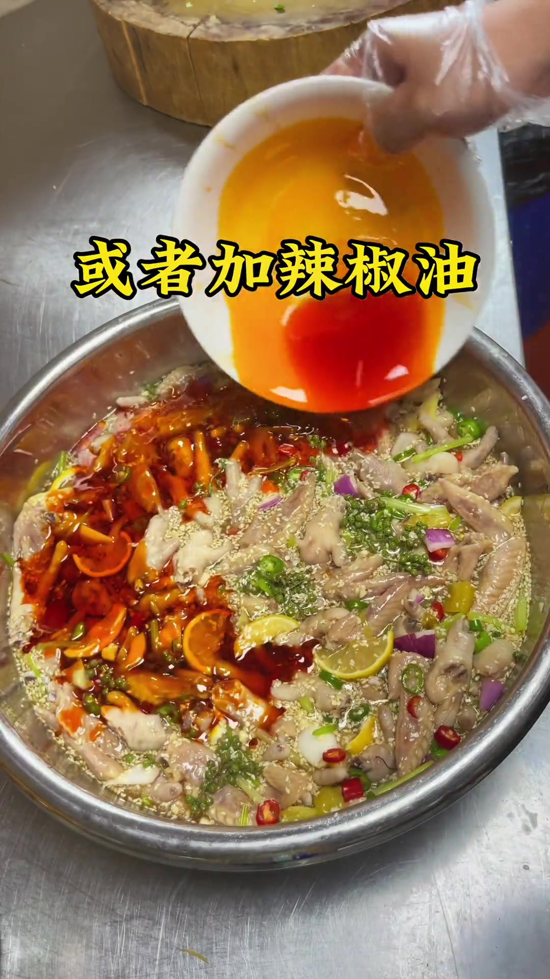 藤椒鸡爪,一种做法俩种吃法,特调藤椒酱汁,麻辣开胃。真的太好吃了。鸡爪 藤椒鸡爪 美食教程