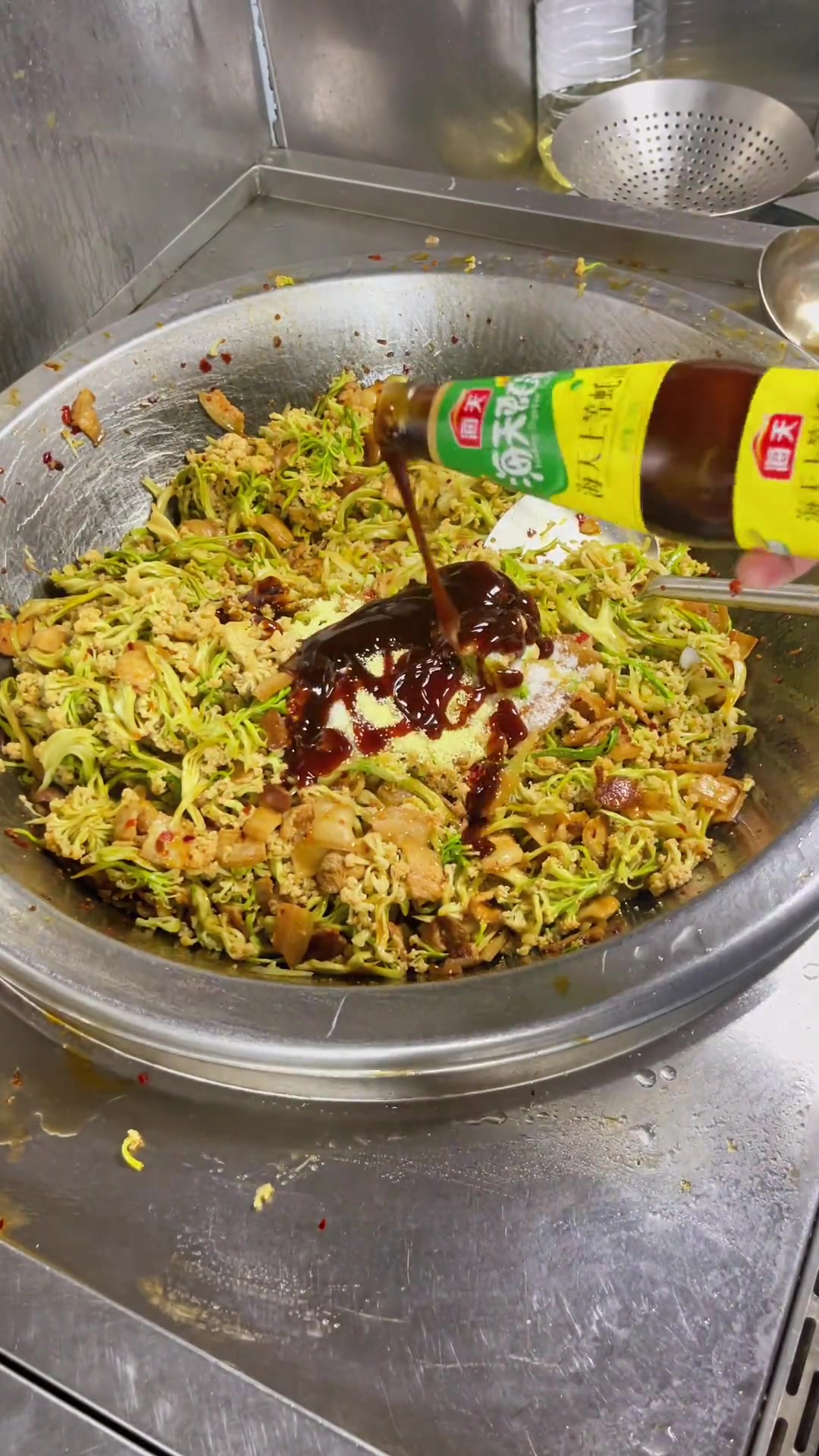 今天分享花菜干炒肉,像我这样做,真的太下饭了。提醒一下花菜干不能过热水,泡开炒即可,花菜 