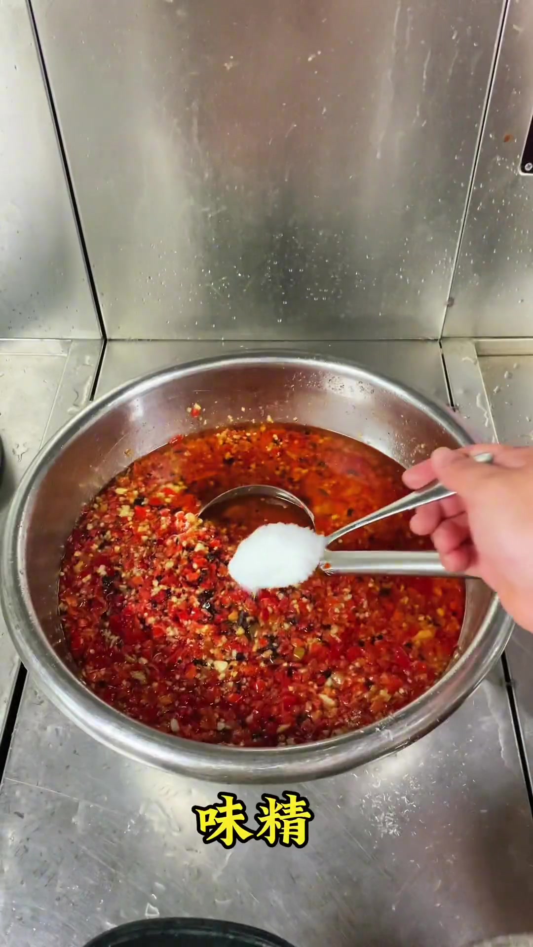 今天分享剁椒鱼头,非常简单的做法,味道也好,在家里也非常容易操作。赶紧学起来吧。剁椒鱼头 