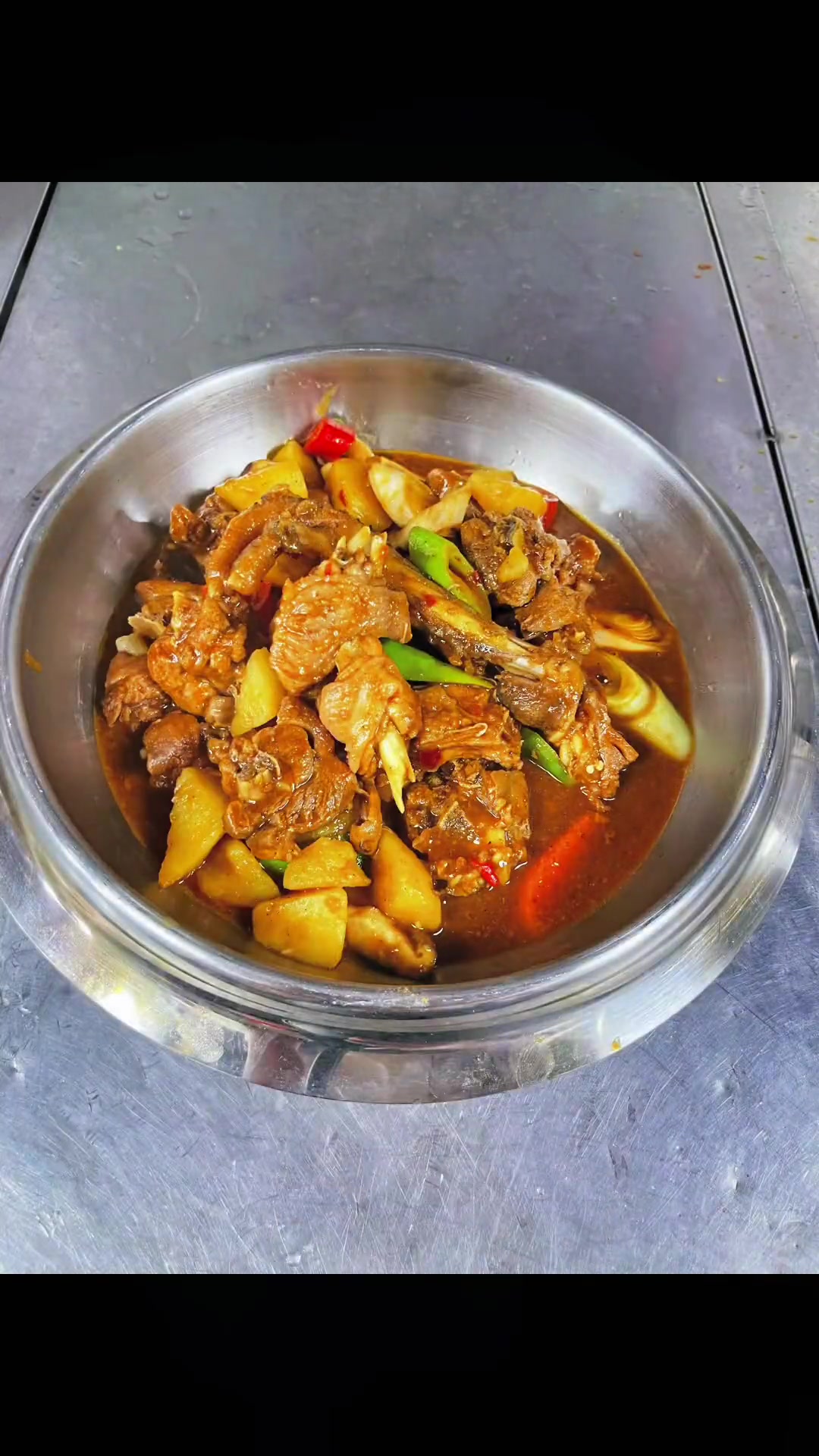 这道新疆大盘鸡,味道特别好,招牌配方毫无保留分享给大家,具体配方比例在视频后面。新疆大盘鸡