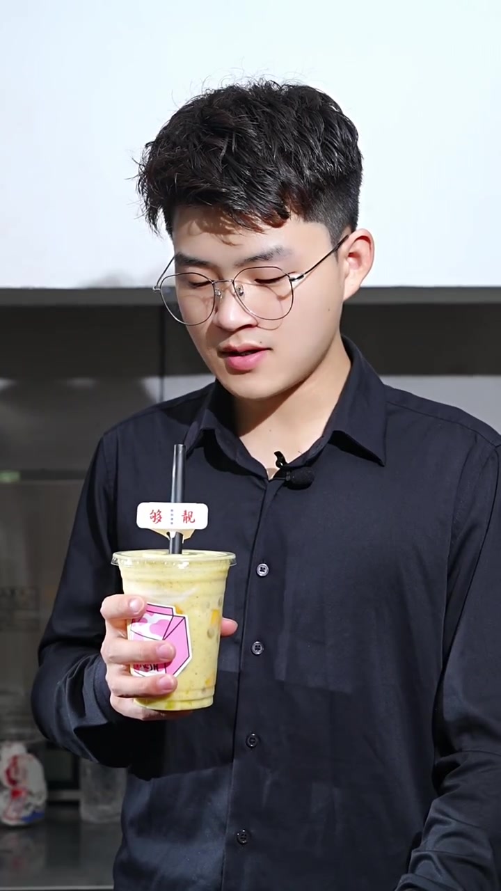 来杯水果牛乳奶昔好喝不胖还养颜