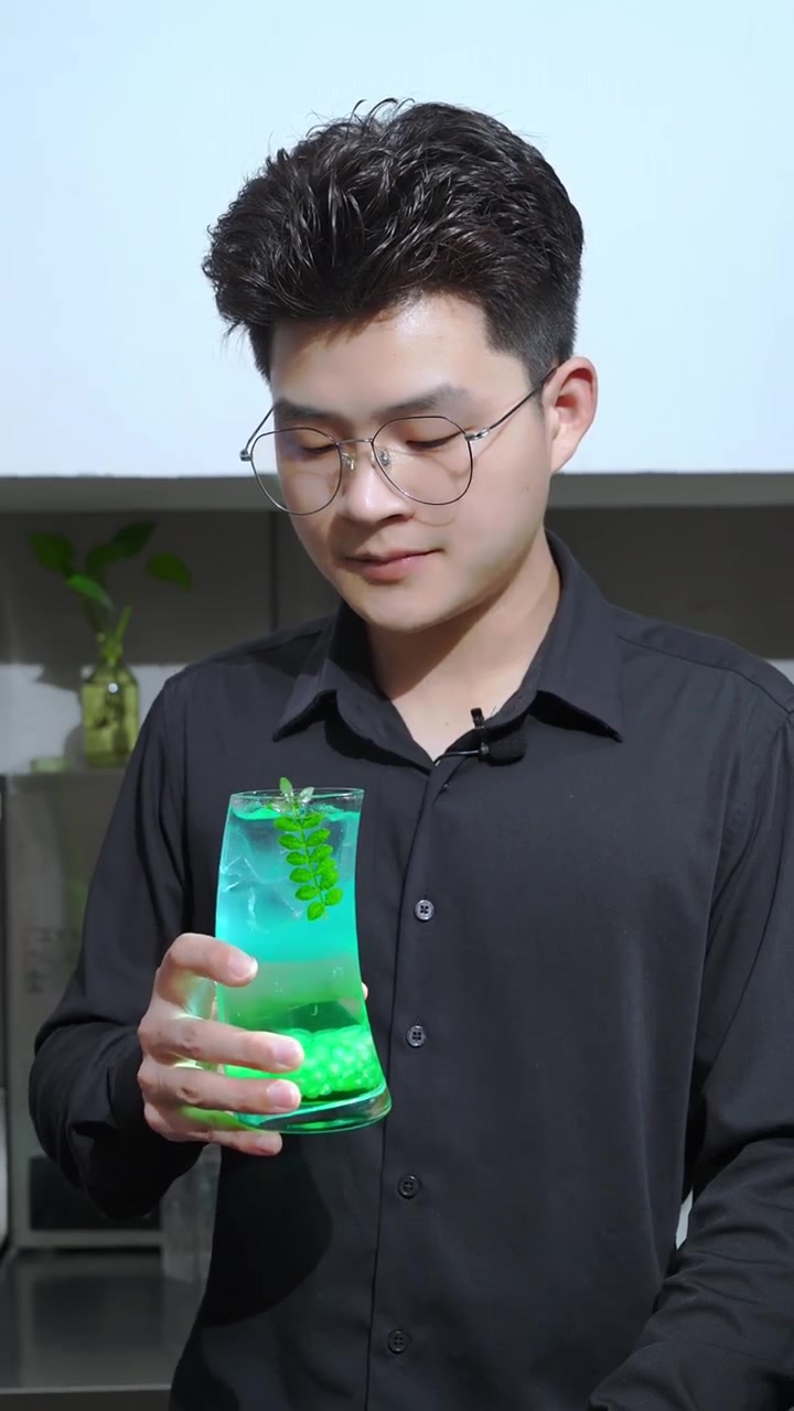 绝美森系鸡尾酒特调,青翠欲滴的颜色,是心动的感觉!