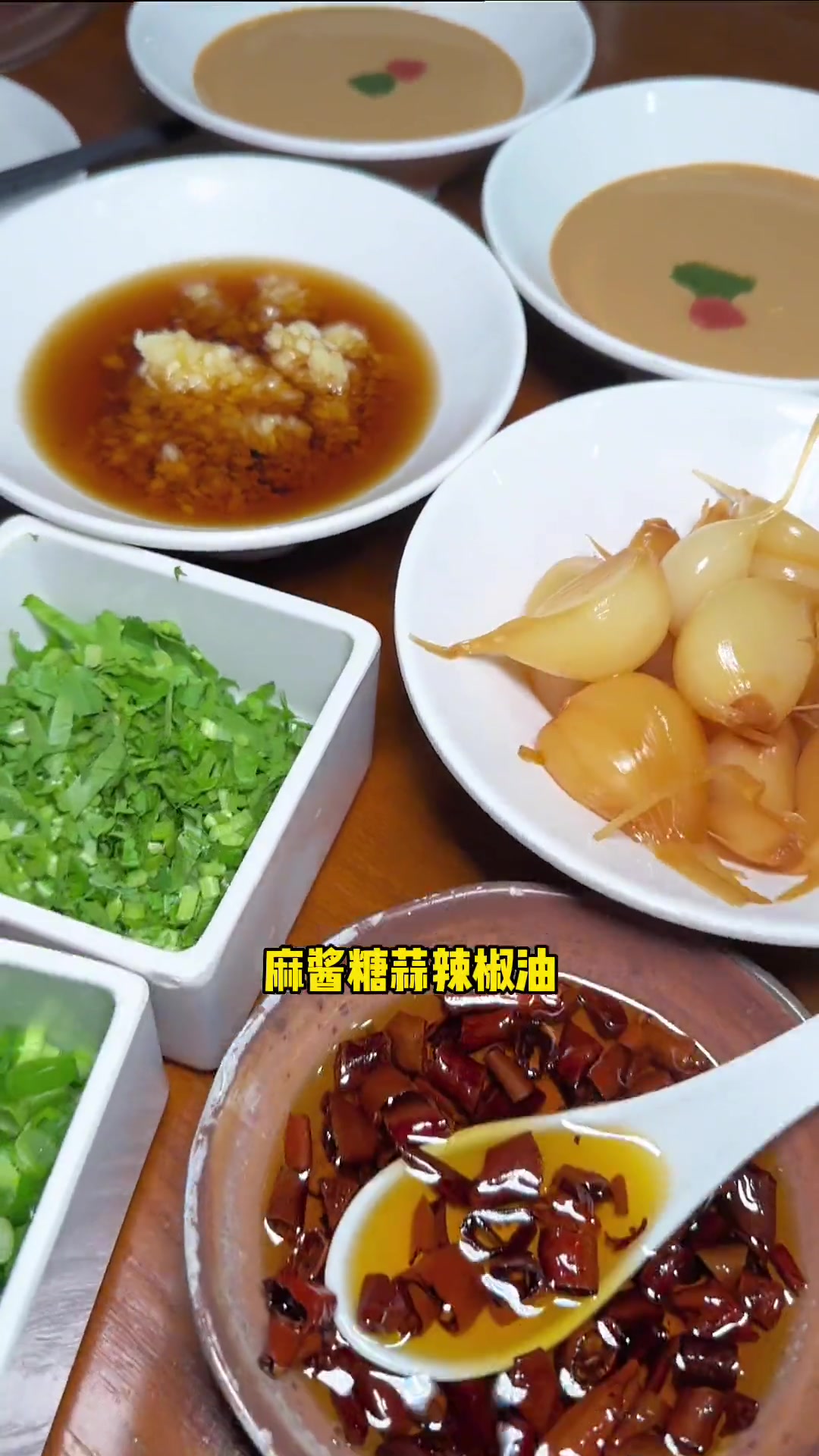 天冷了来吃火锅吧!房山的泉水铜锅涮肉,宁夏滩羊的羊后腿肉足足4两,四荤五素一主食才148 