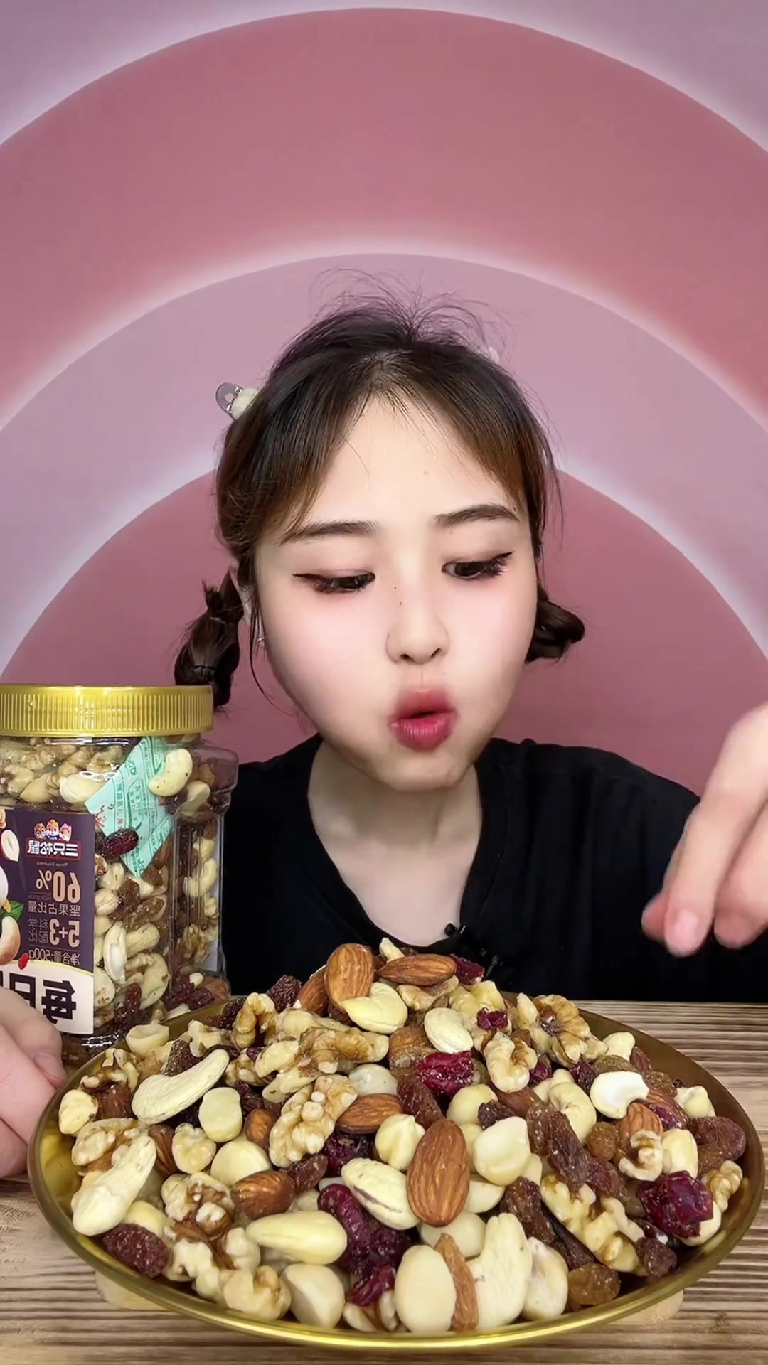 一罐500克!里面配料表干净 三只松鼠的坚果