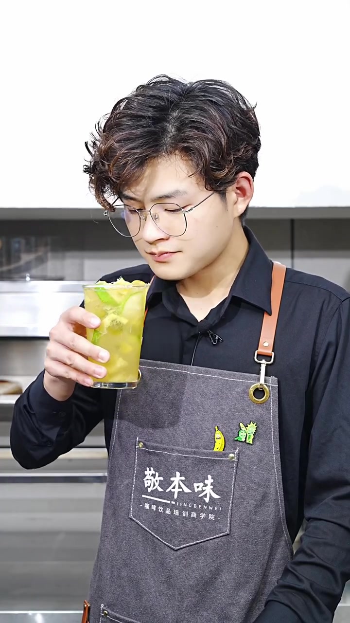 手打柠檬茶融合入凤梨,口感爽歪歪。鸭屎香茶底,惊艳的口感搭配,一口就爱