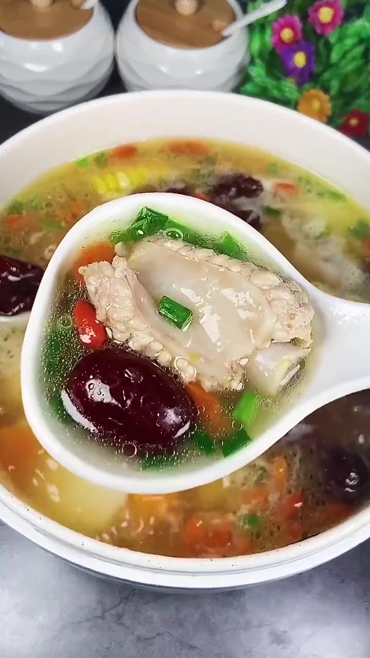 中午吃什么「山药排骨汤」原来法令纹和脾胃有关,五官皮肤的健康程度,其实就是身体当下情况的真