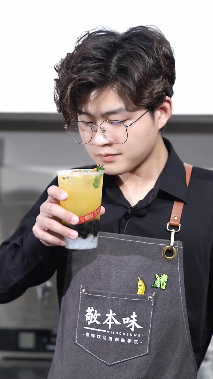 饮品教程|百香果双响炮做法,酸甜冰爽!