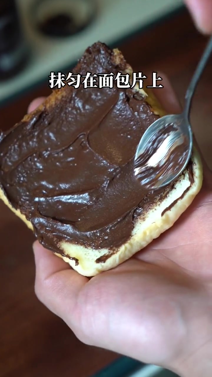 练前练后爱吃的能量面包片,一口下去巧克力酱搭配着坚果的酥脆。嘎嘎好吃 早餐吃什么 全麦面包