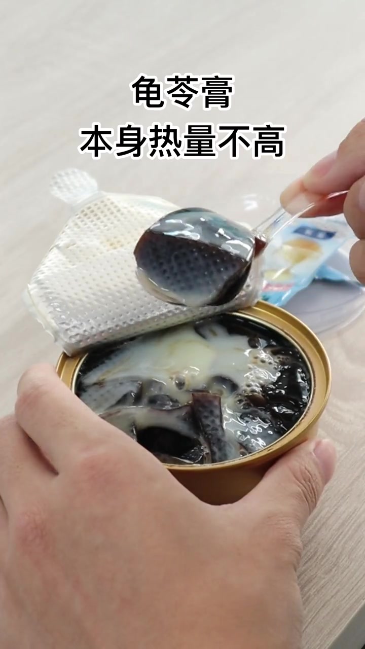 其实龟苓膏本身的热量其实不高,100G龟苓膏才等于不到半根的香蕉 滋补养生 夏日饮品 真材
