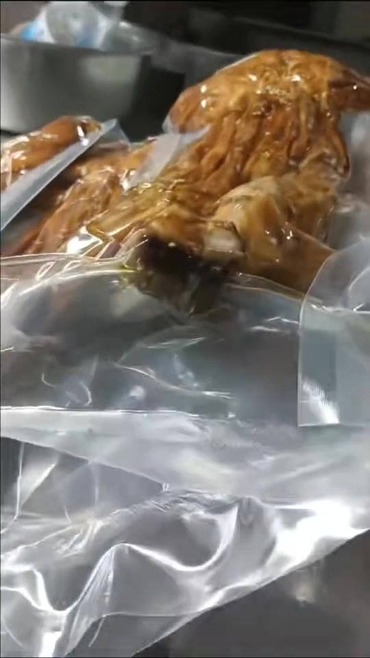 散养兔子吃青草,肉质口感非常好,打造绿色健康有机食品,贵不能说明最好的,但便宜的肯定没好货