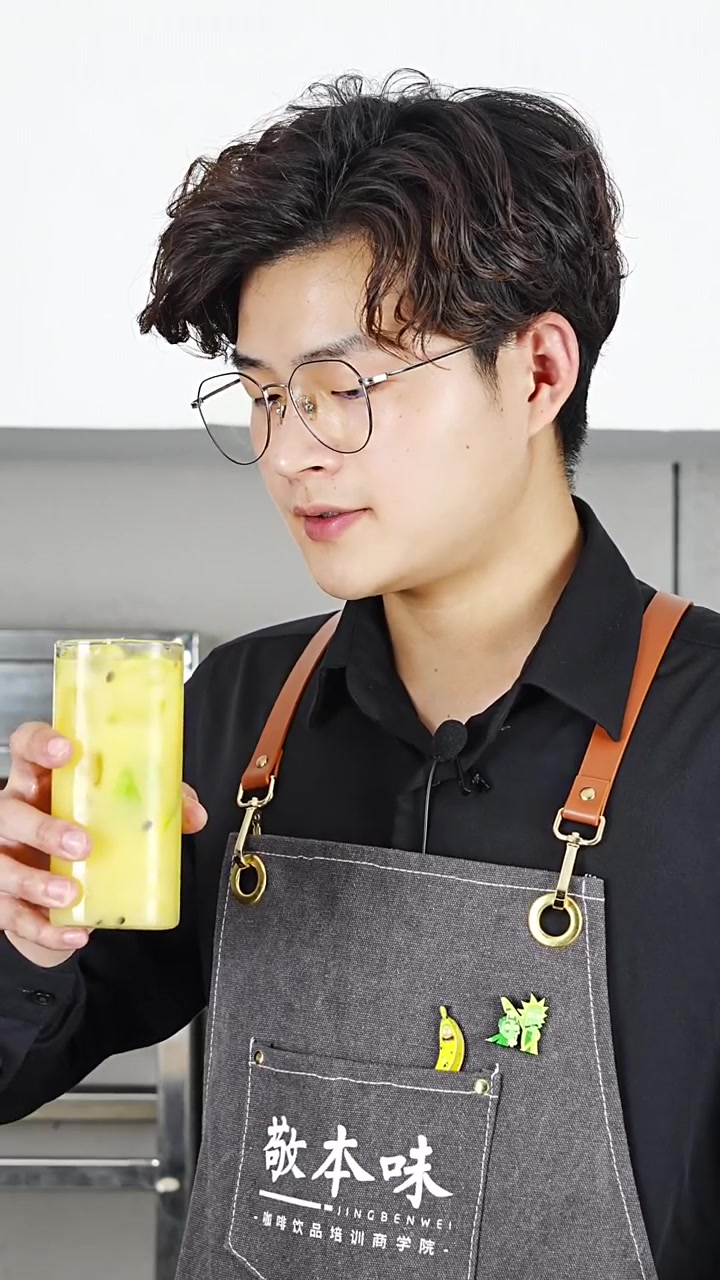 柠檬百香果养乐多搭配起来没想到可以这么好喝!而且做法也很简单你们一定要试试!清爽解腻!这杯