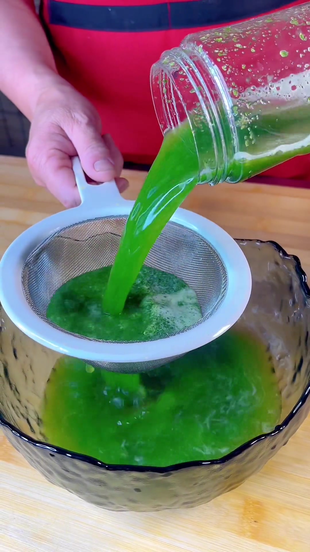 豌豆粉加水就能做成像小蝌蚪一样的娃娃鱼,好看还好吃。喜欢的可以尝试一下 豌豆凉粉 夏日美食