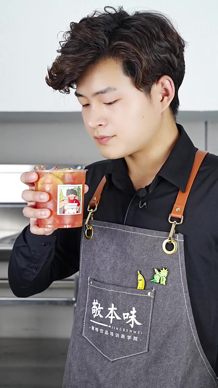 “番茄蛋花汤”还能这么喝!西瓜、鲜橙和柠檬茶搭配在一起,手打混合而成,酸酸甜甜还有很多果肉