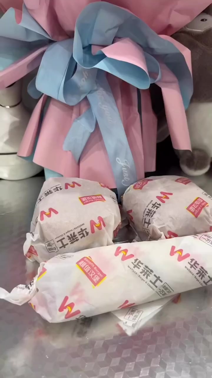 不到20吃两个汉堡加一个鸡肉卷!