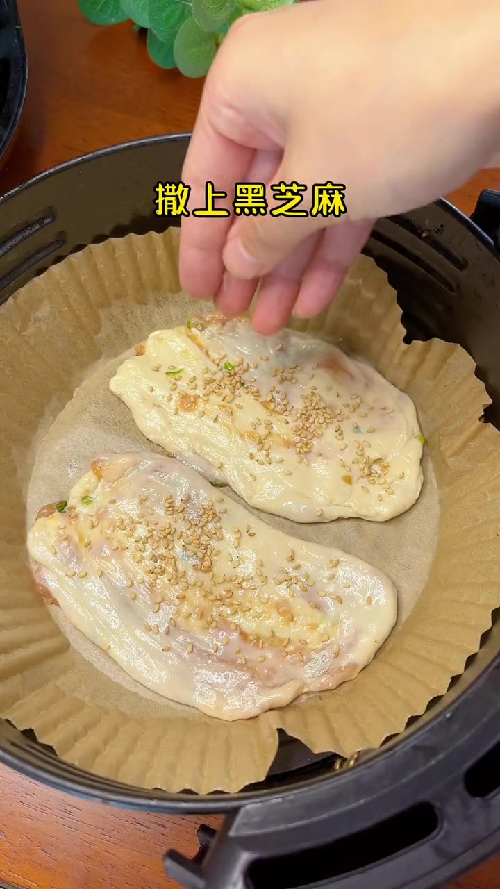 不用揉面,不用烤箱,只需要一张手抓饼,简单几步就能做出鲜香酥脆的鲜肉锅盔~ 空气炸锅美食 