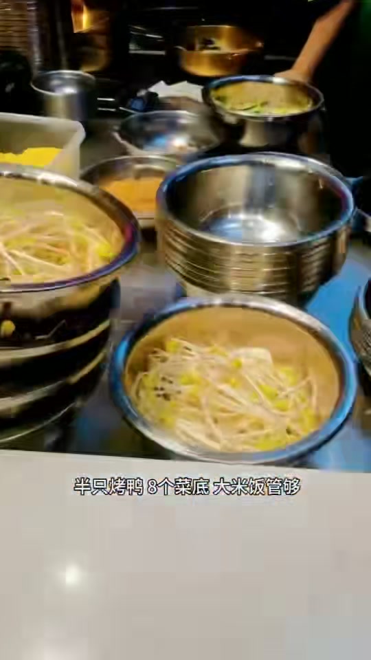 风雨无阻吃馋嘴西施冒烤鸭脚步