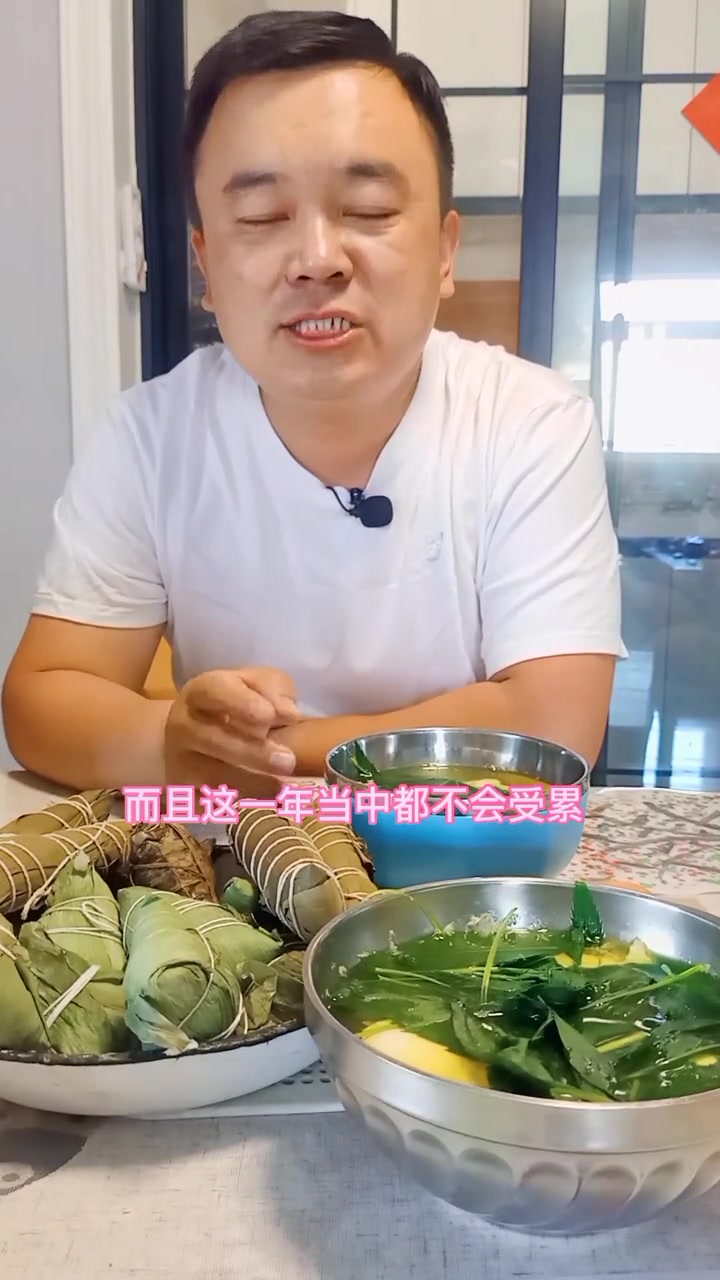 端午节,在河南商丘人的早餐上,必不可少的一样东西是伤力草打鸡蛋。孙导说商丘 河南人的端午可