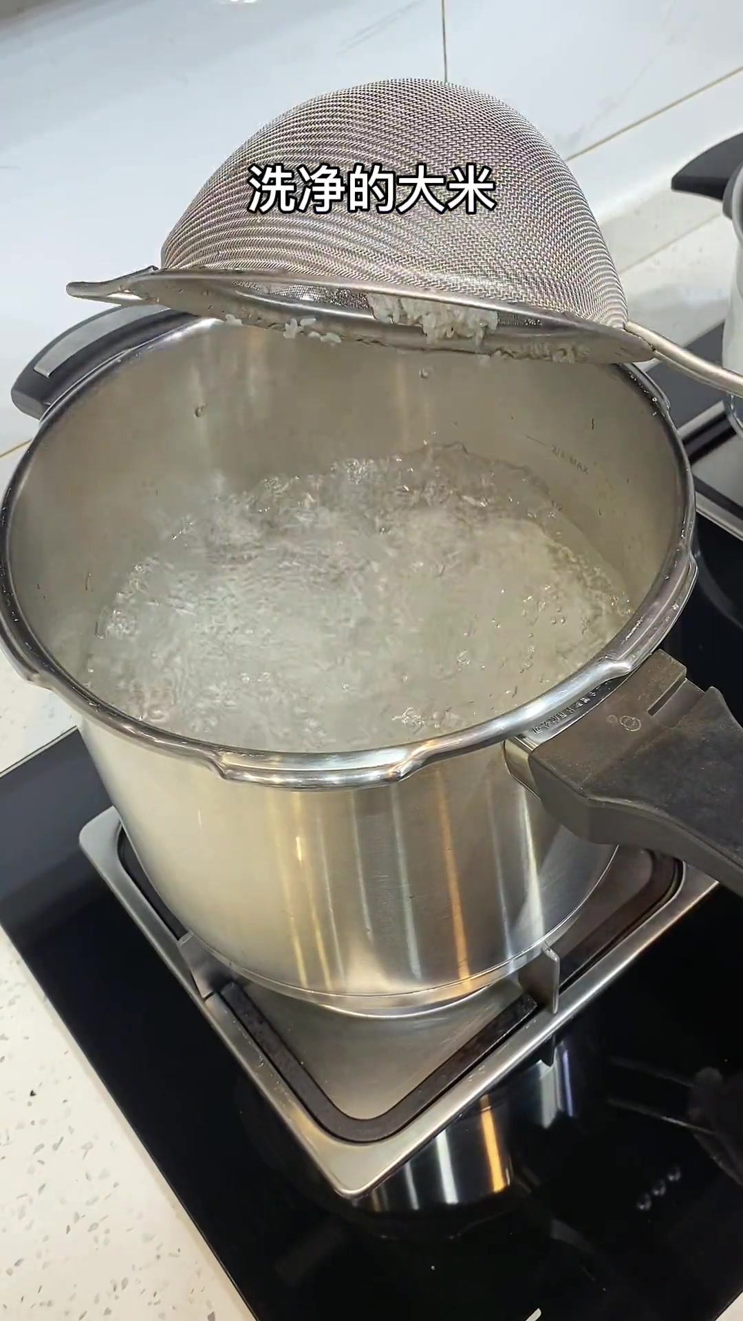 一看就会的香菇虾仁干贝排骨粥,天热不想吃饭就吃这个粥吧,鲜甜好吃,孩子一口气吃两碗!砂锅粥