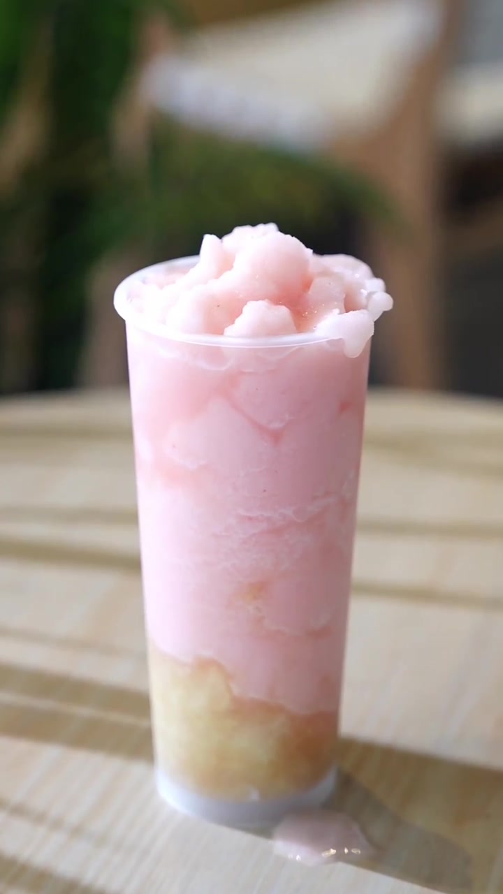 复刻喜茶同款:多肉桃桃  我要跳起来给你们推荐这个“多肉桃桃” 第一口桃汁的冰沙质感绵密顺