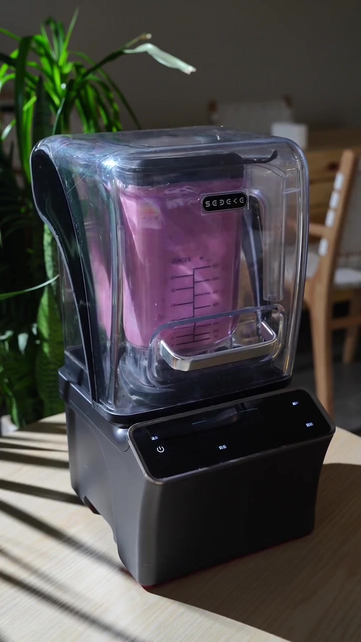 复刻喜茶同款:多肉葡萄  手工剥皮的葡萄果肉和脆波波垫底 再加入细腻的绵密葡萄冰沙 最后淋