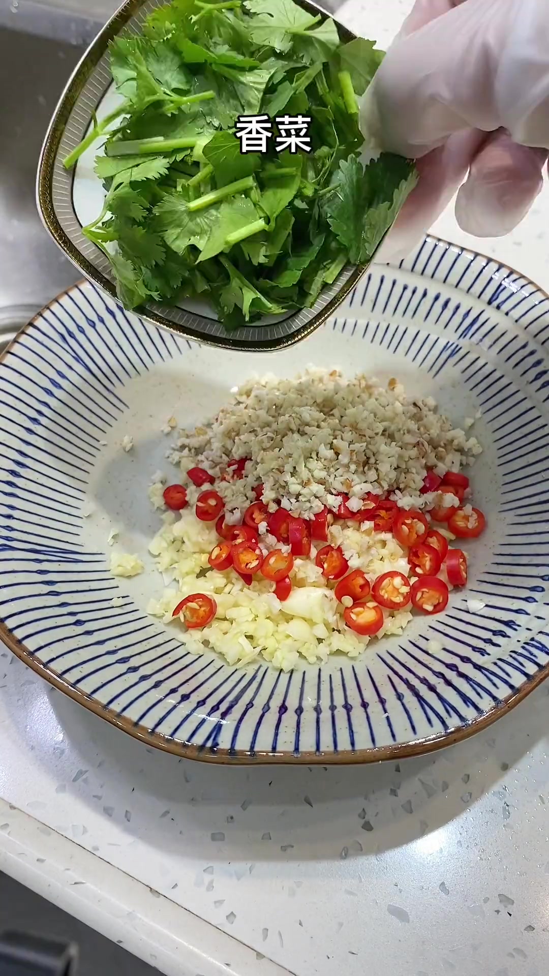 家庭版椰子鸡,好喝到连汤汁都不剩,比牛奶还白,一口肉滑嫩,一口汤鲜甜,这味道一喝就会爱上～