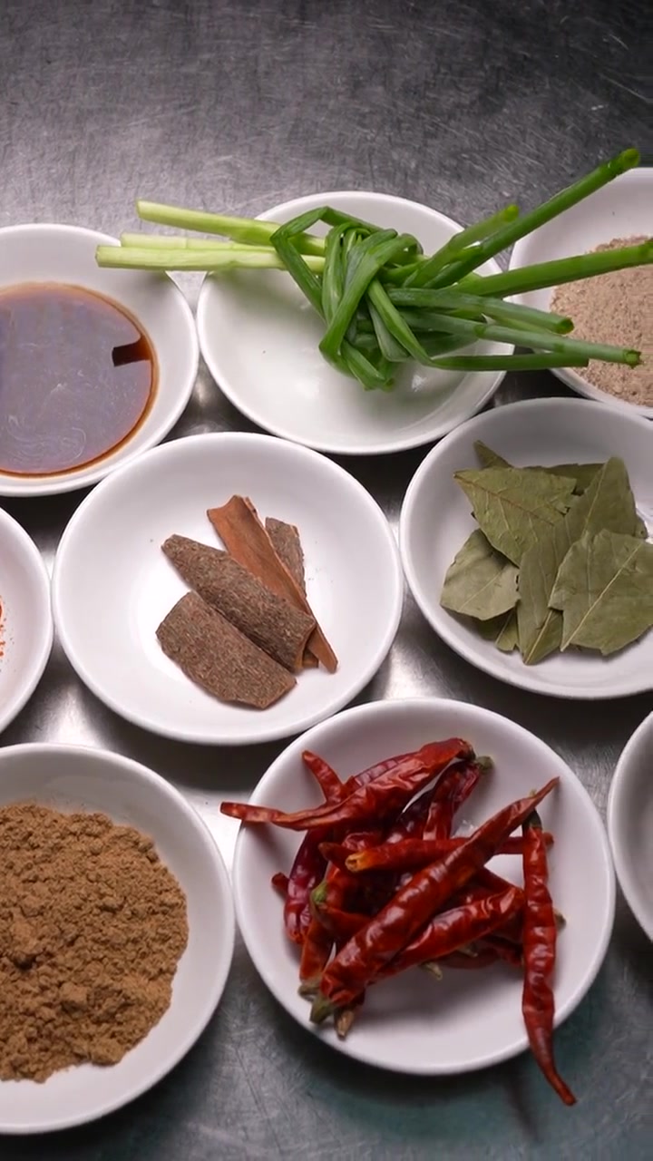 能吃到“醉”的鸭子有多香?老麻鸭加上啤酒焖煮,不仅有鸭肉的滑嫩还有啤酒的清香,就是颇负盛名