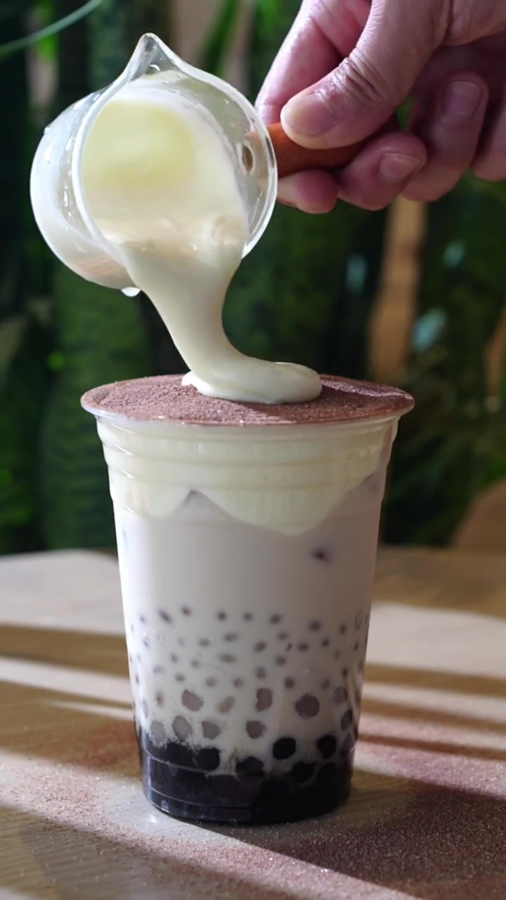 给我的奶茶加个荷包蛋 敲可爱又治愈、一眼就被迷住啦 可可粉香浓,夹着顺滑的奶盖,大吸一口,