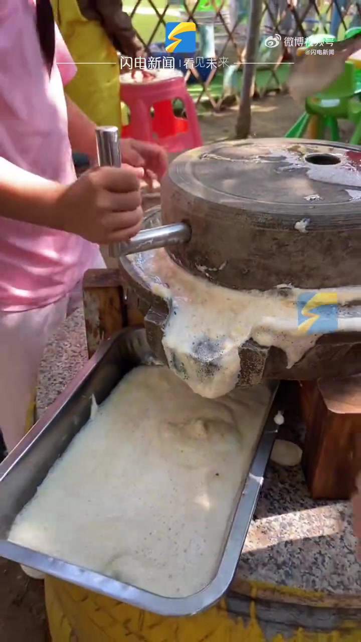 「萌娃入园3天学做饭根本没时间哭」8月31日,山东潍坊。幼儿园新生入学3天学做饭,一个个专