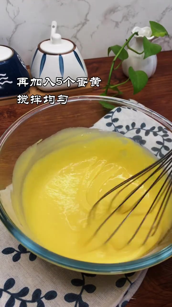 棉花糖口感的蛋糕,我一次可以吃好多块 需要的材料:5个鸡蛋,55g玉米油,70g低筋面粉,