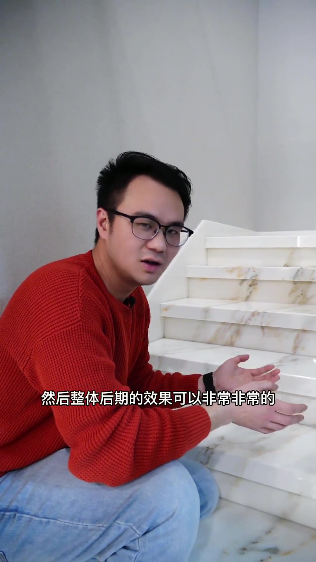 这款很多业主喜欢的白色大理石就是东方鱼肚白,纹理自然,材质也更加细腻有润泽,做成楼梯,结合