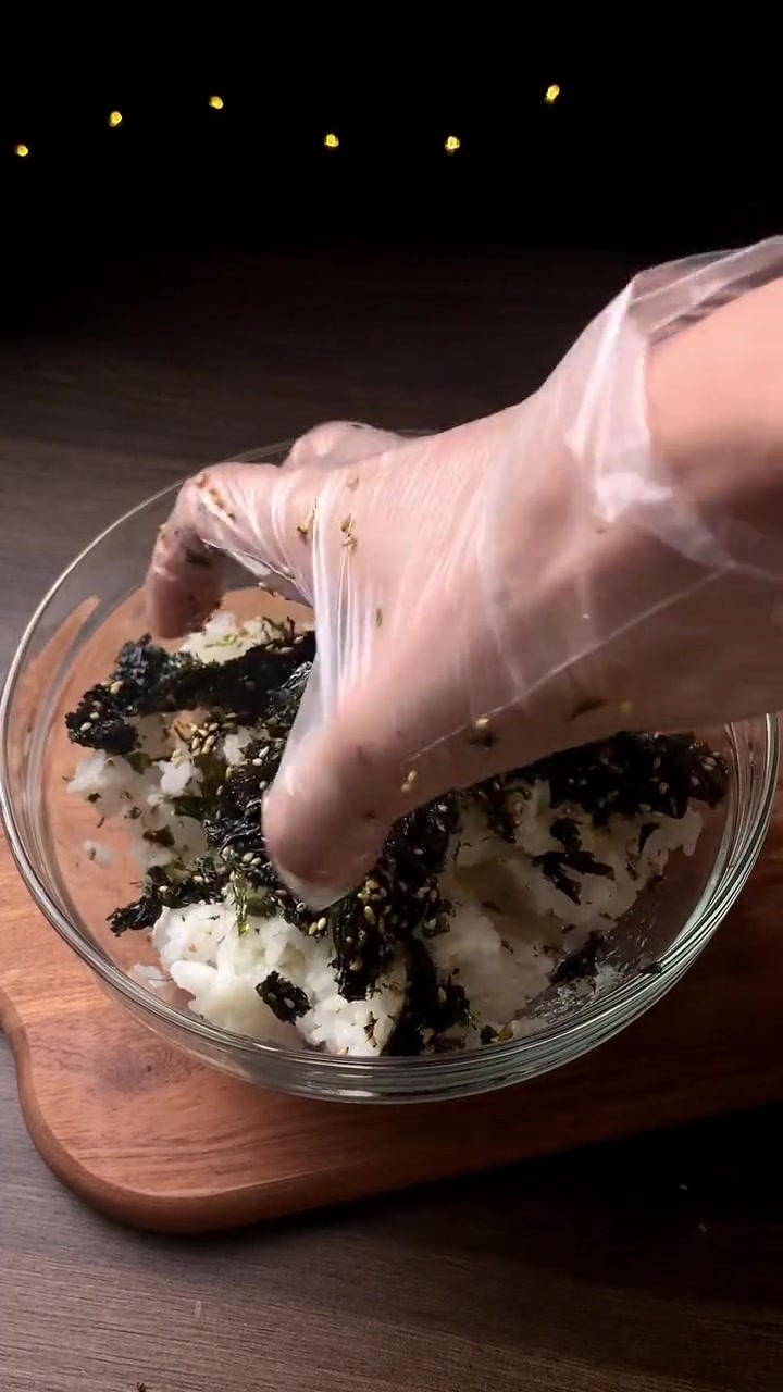 没人能拒绝的海苔培根芝士饭团,颜值高而且简单不翻车,快艾特男朋友做给你吃!芝士饭团