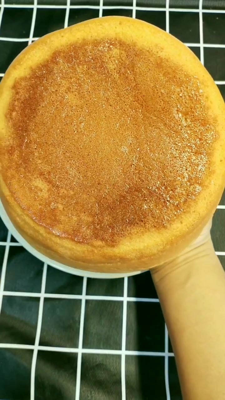 七个鸡蛋+75克纯牛奶+60克食用油+120克普通面粉+白糖自己喜欢吃甜的随意放