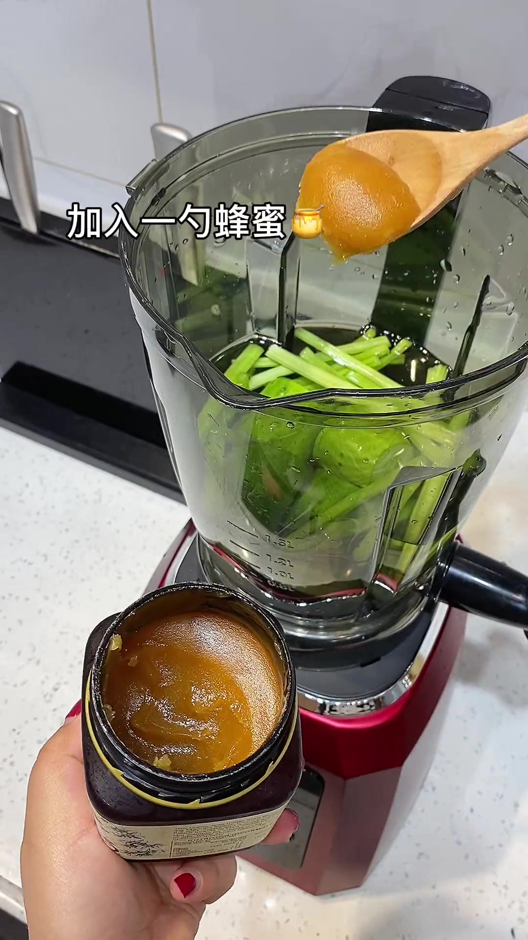 早上空腹来一大杯西芹黄瓜雪梨汁,真的太舒服啦!便秘的姐妹可以来一杯!清肠排毒 减脂 健康果