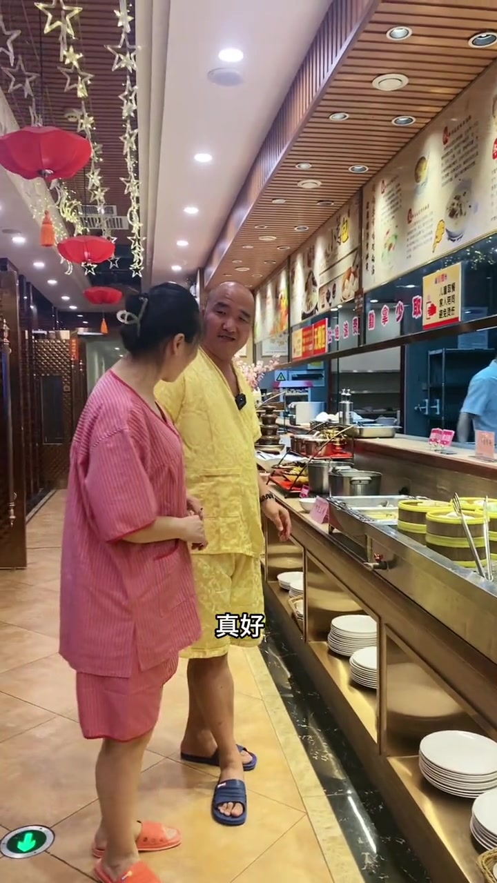 这也太合适了吧,49元包含真多,吃个自助就够本了,还能洗澡和汗蒸,洗浴用品和汗蒸服都给你准