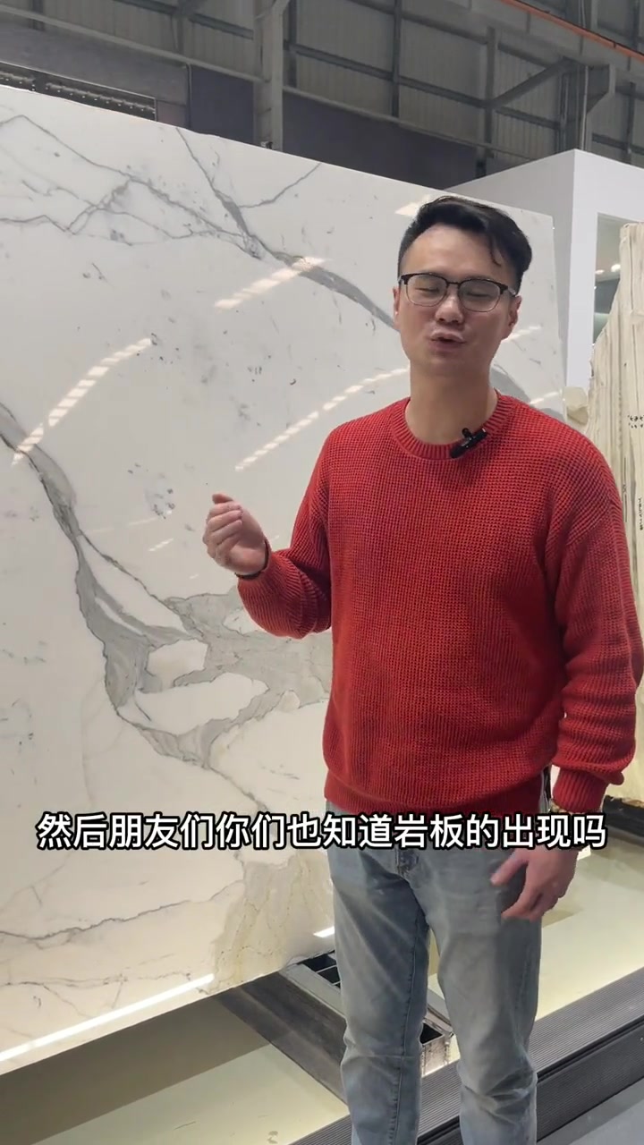 天然意大利鱼肚白为什么珍贵?1、天然鱼肚白是石材中的极品,它底色纯净纹理层次分明,受很多人