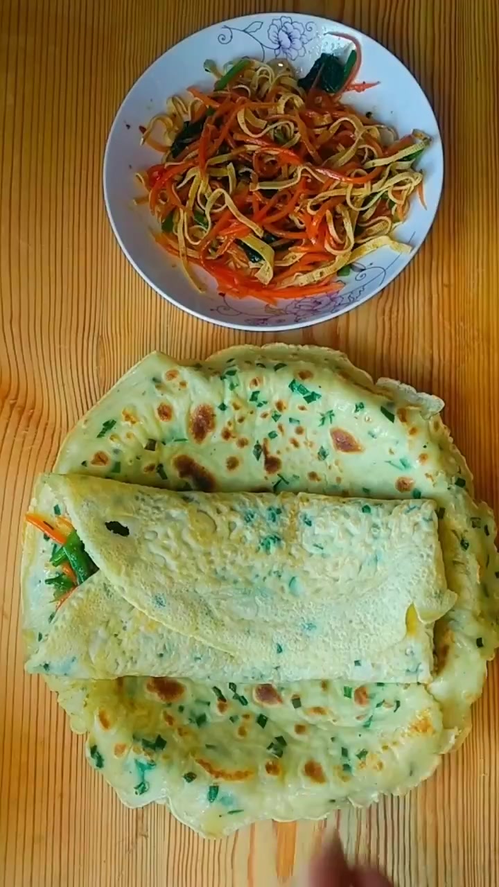 从小妈妈做给我们吃的煎饼,做法简单,非常适合早餐吃,柔软劲道,韧性十足,配上喜欢吃的菜真的