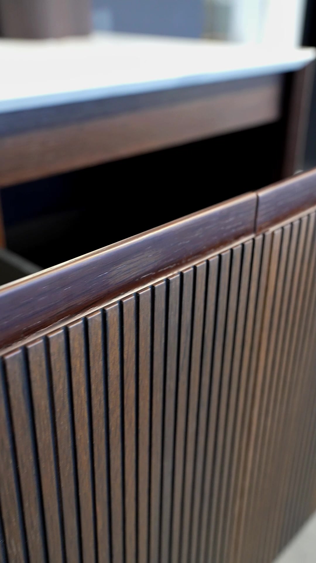 TONA奥斯维德浴室柜,烟熏橡木面板与鱼肚白石英石台面衔接