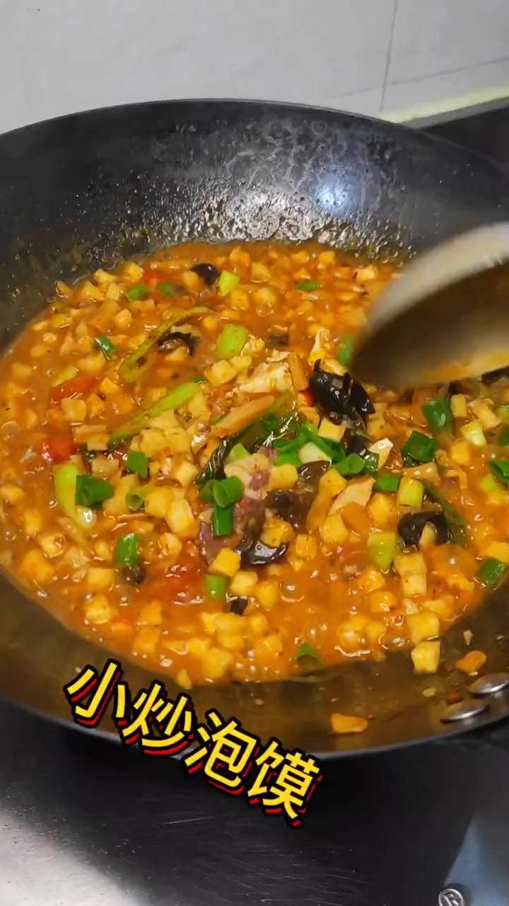 陕西特色美食,牛羊肉泡馍,我吃的是酸辣口的,小炒泡馍,馍粒劲道,汤香肉烂 色香味俱全 就是